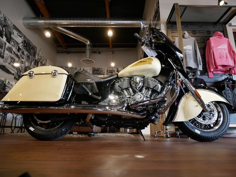 154-indianmotorcycle-chieftainclassicthunderblack-ivorycream-2019-6048619