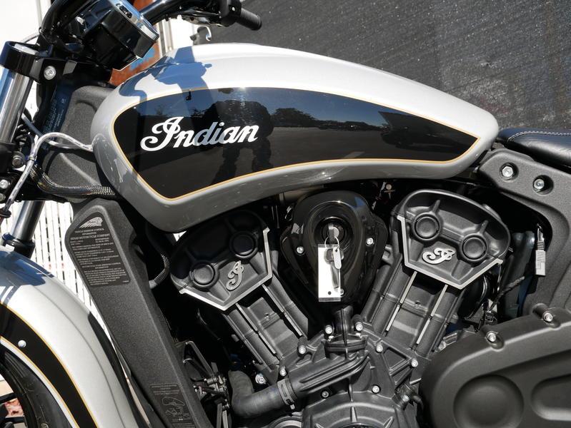 209-indianmotorcycle-scoutsixtyabsstarsilver-thunderblack-2019-6232458