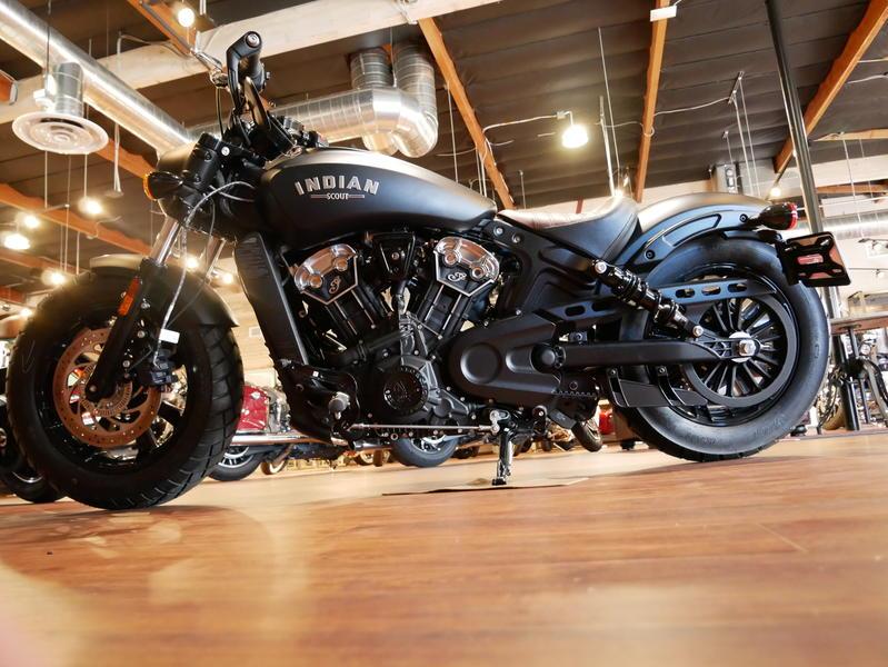 501-indianmotorcycle-scoutbobberabsthunderblacksmoke-2019-6977013